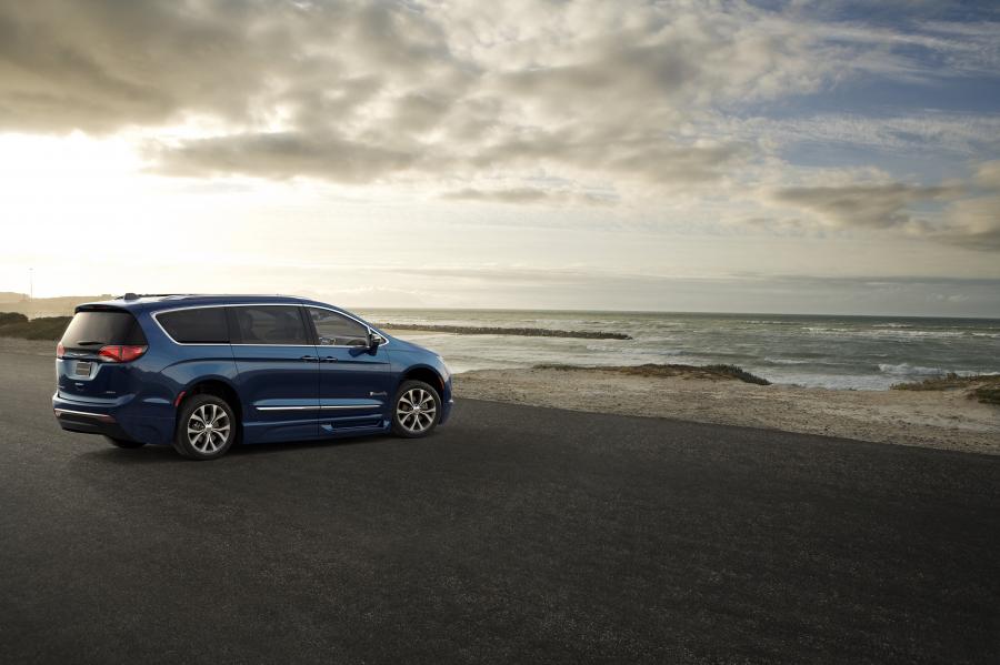  Chrysler Pacifica BraunAbility 2017 года  (фото 3 из 3)